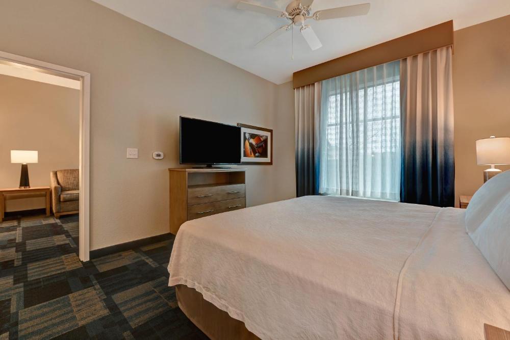 One-Bedroom King Suite - Non-Smoking interior